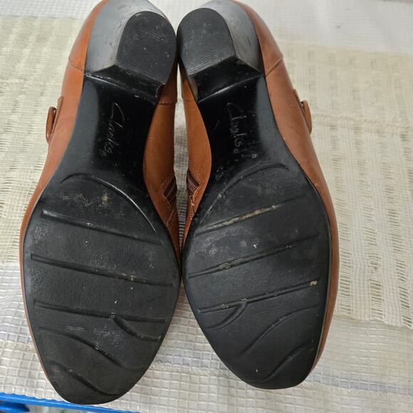 F2 Clarks Bendables Brown Leather Ankle Boots Sz 7 Cushioned Side Zip Mid Block - Picture 7 of 7